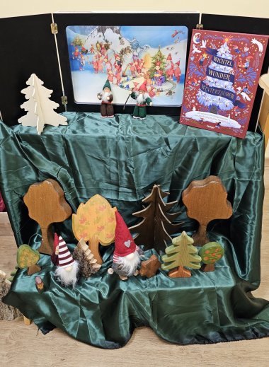 Mit dem Kamishibai-Theater wurde ein Weihnachtsmärchen aus dem Wichtelwald erzählt.