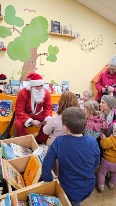 Der Nikolaus hat für die fleißigen Lesekinder kleine Geschenke mitgebracht.
