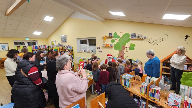Die Lesekinder bekommen vom Nikolaus kleine Geschenke überreicht.