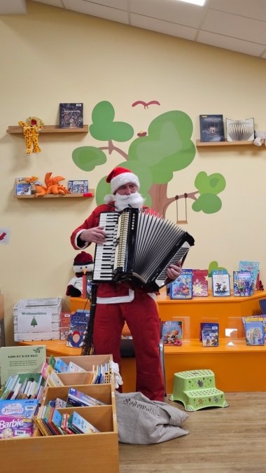 Der Nikolaus ist da und hat sein Akkordeon mit gebracht.