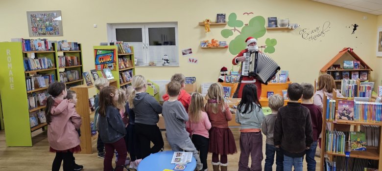 Der Nikolaus singt mit den Kindern Weihnachtslieder.