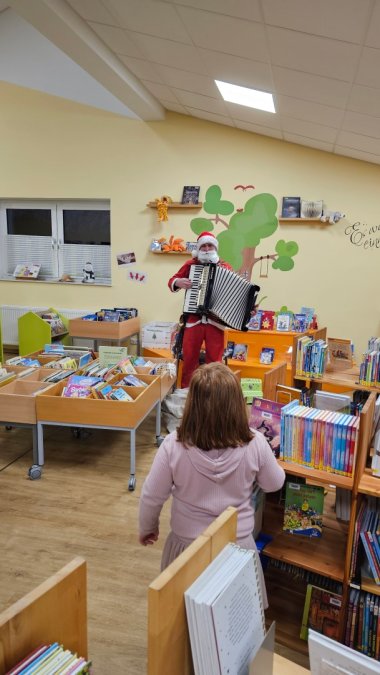Der Nikolaus wird von Jenna getestet, ob er auch der echte Nikolaus ist.