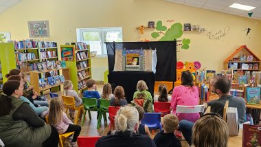 Das Publikum lauscht gespannt der Geschichte mit Kasper, Petter und Findig.