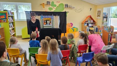 Maria Schupp zeigt den Kindern Petter, Findig und Kasper aus der Nähe und zum Anfassen.