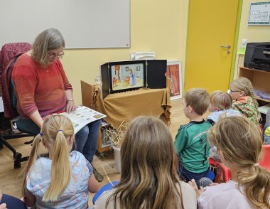 Märchentag in der Stadtbücherei mit dem Märchen Rumpelstilzchen.