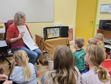 Märchentag in der Stadtbücherei mit dem Märchen Rumpelstilzchen Namenssuche.