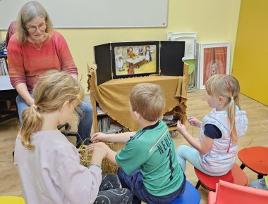 Märchentag in der Stadtbücherei mit dem Märchen Rumpelstilzchen Stroh zu Gold spinnen.