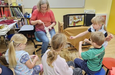 Märchentag in der Stadtbücherei mit dem Märchen Rumpelstilzchen Stroh zu Gold spinnen.
