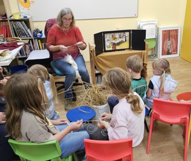 Märchentag in der Stadtbücherei mit dem Märchen Rumpelstilzchen Stroh zu Gold spinnen.