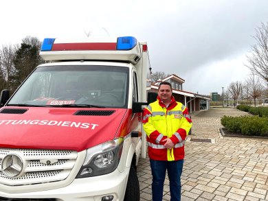ASB Rettungswagen vor der Stadtbücherei