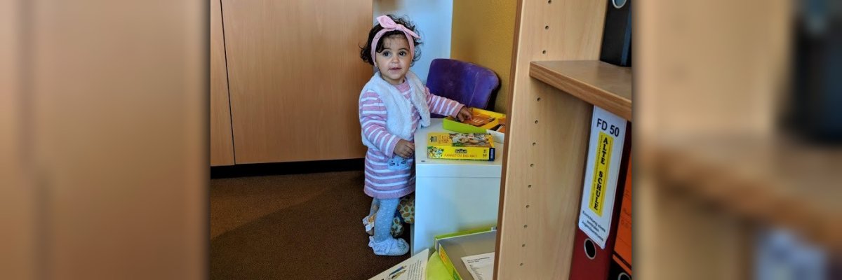 Ein kleines Mädchen spielt in der Spielecke des Familien-Servicebüros