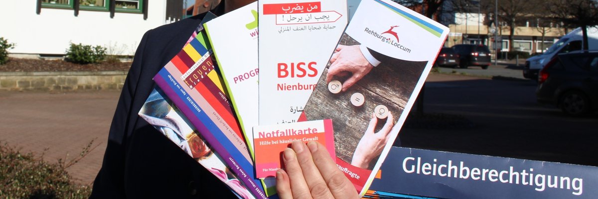 Gleichstellungsbeauftragte Alexandra Schellig präsentiert ihre Info-Flyer vor dem Rathaus