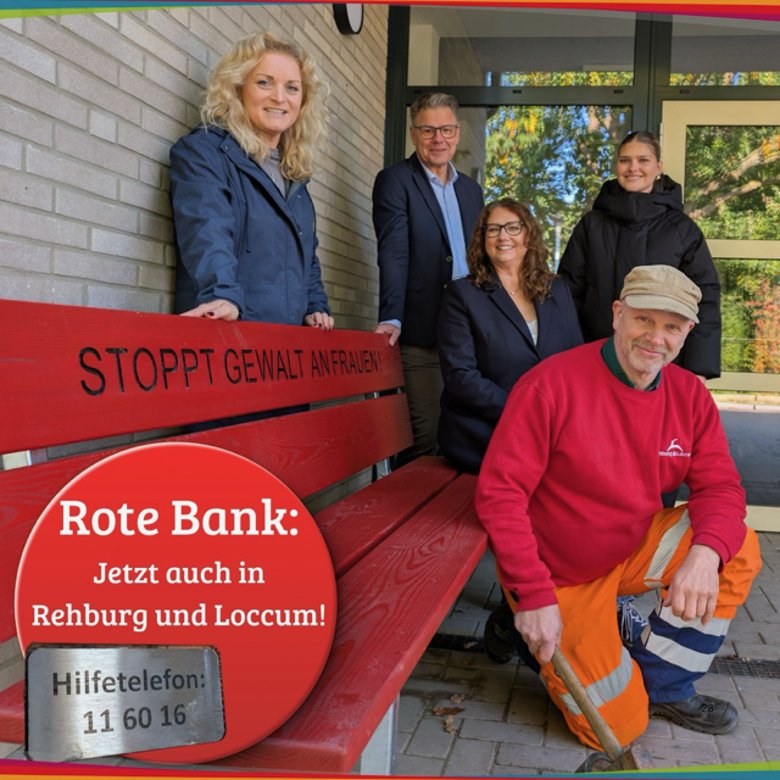 Das Rathausteam freut sich über die rote Bank
