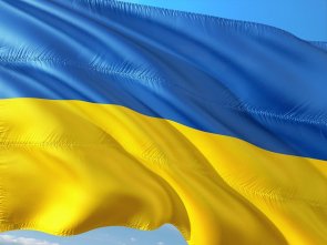 Ukrainische Flagge Die blau-gelbe ukrainische Fahne flattert im Wind.