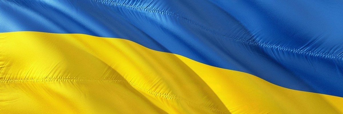 Die blau-gelbe ukrainische Fahne flattert im Wind.