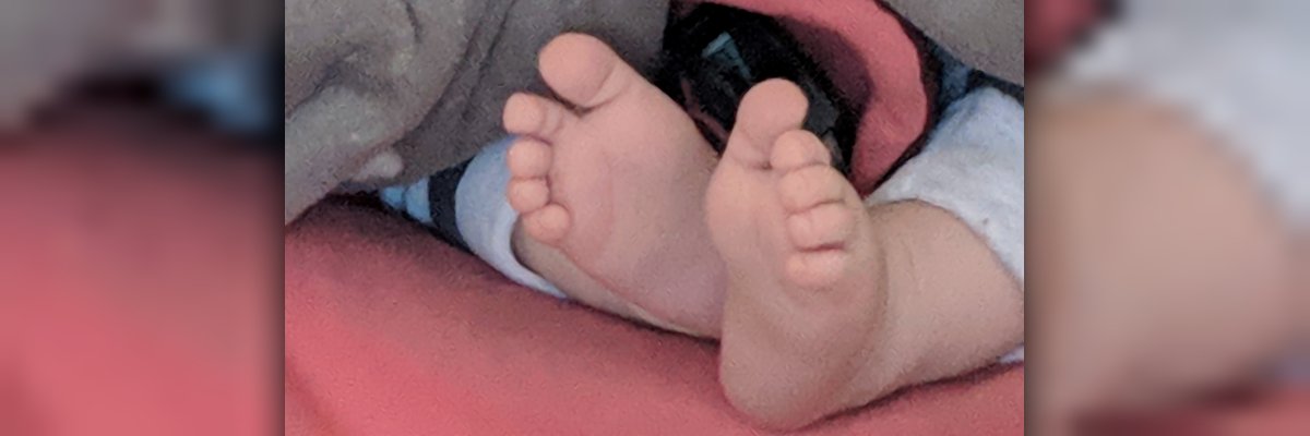 Zwei kleine nackte Babyfüßchen