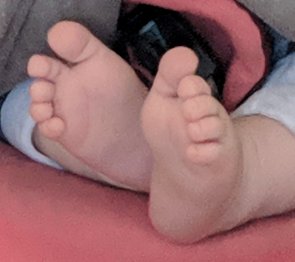 Zwei kleine nackte Babyfüßchen