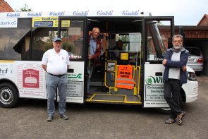 Bürgerbus Vereinsverantwortliche vor dem Bürgerbus