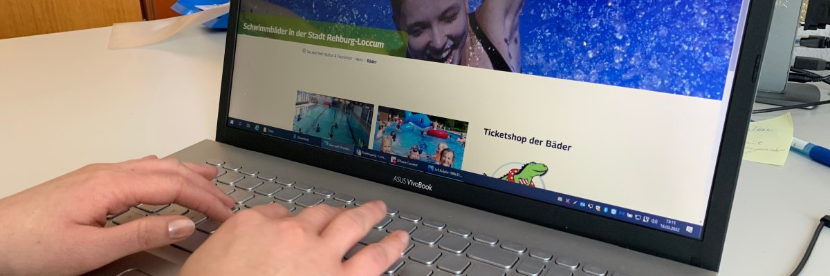 Eine Mitarbeiter:in der Stadtverwaltung bei der Arbeit