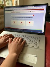 Eine Person hat die Online Services der Stadt Rehburg-Loccum auf ihrem Laptop aufgerufen