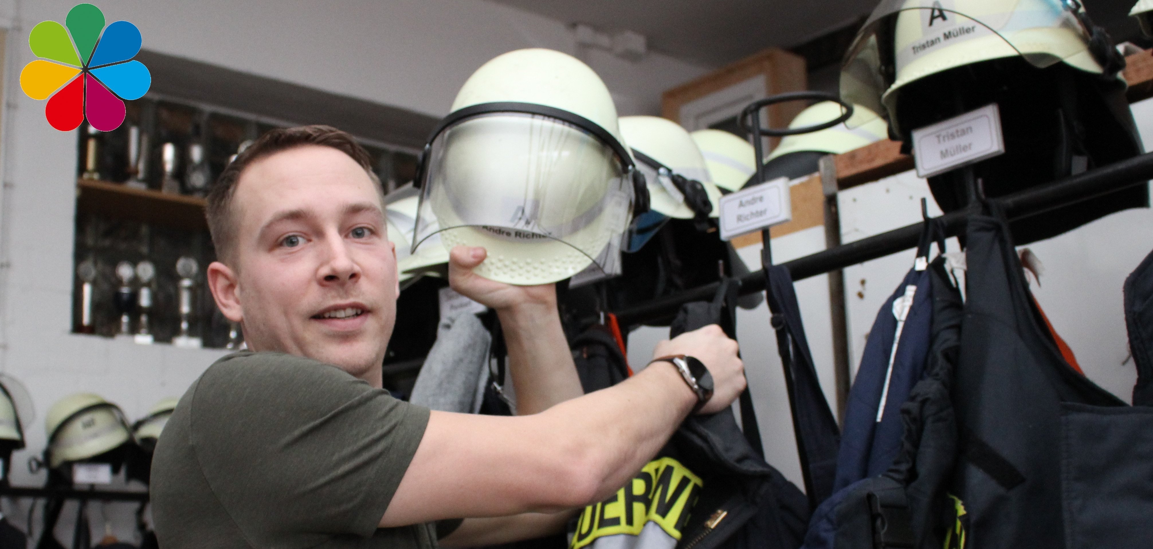 Ratsherr Andre Richter in der Umkleide der Feuerwehr