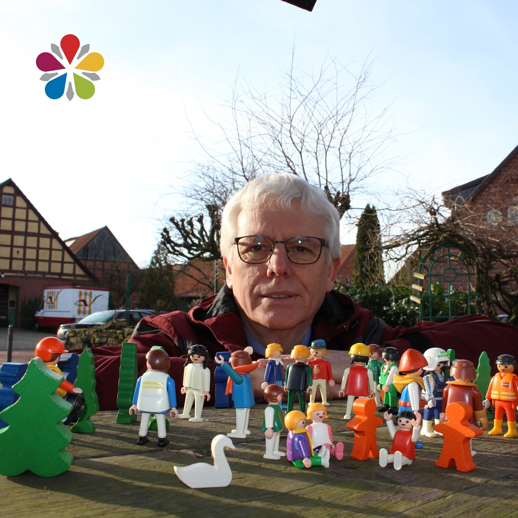 Bernd Sandmann mit Playmobile Figuren davor