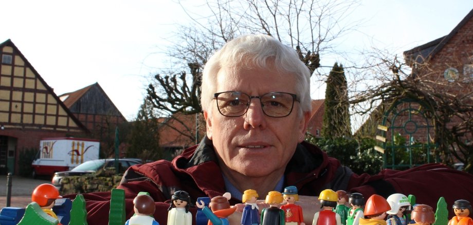 Bernd Sandmann mit Playmobile Figuren davor