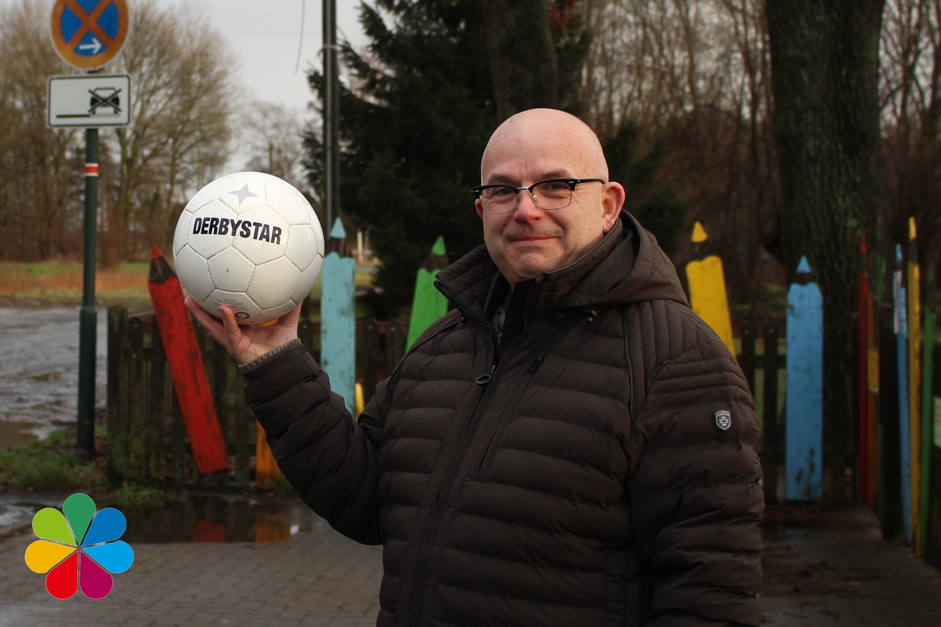 Carsten Schmidt mit einem symbolischen Fußball in der Hand