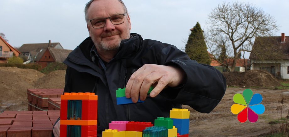Heiko Ziesenis baut Winzlar symbolisch mit Lego Steinen auf