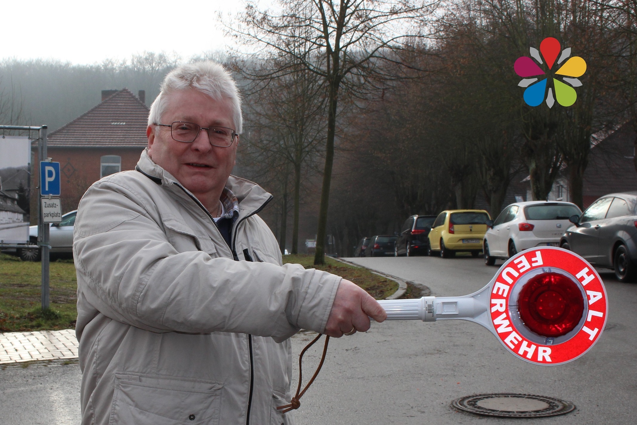 Jürgen Wagner mit einer Winkerkelle der Freiwilligen Feuerwehr in der Hand