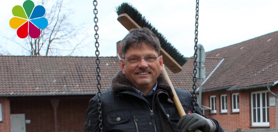 Ratsherr Karl-Hermann Meier mit Gartenwerkzeugen