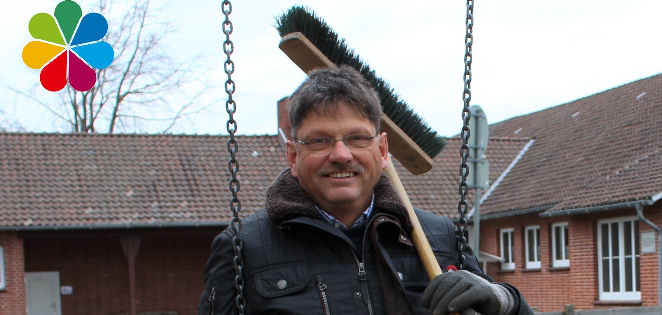 Ratsherr Karl-Hermann Meier mit Gartenwerkzeugen