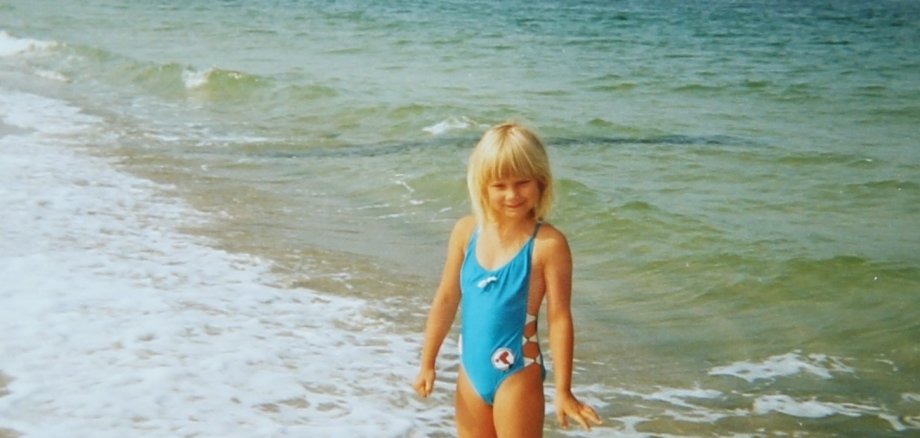 Ratsfrau Marja Liisa Völlers als Kind am Strand