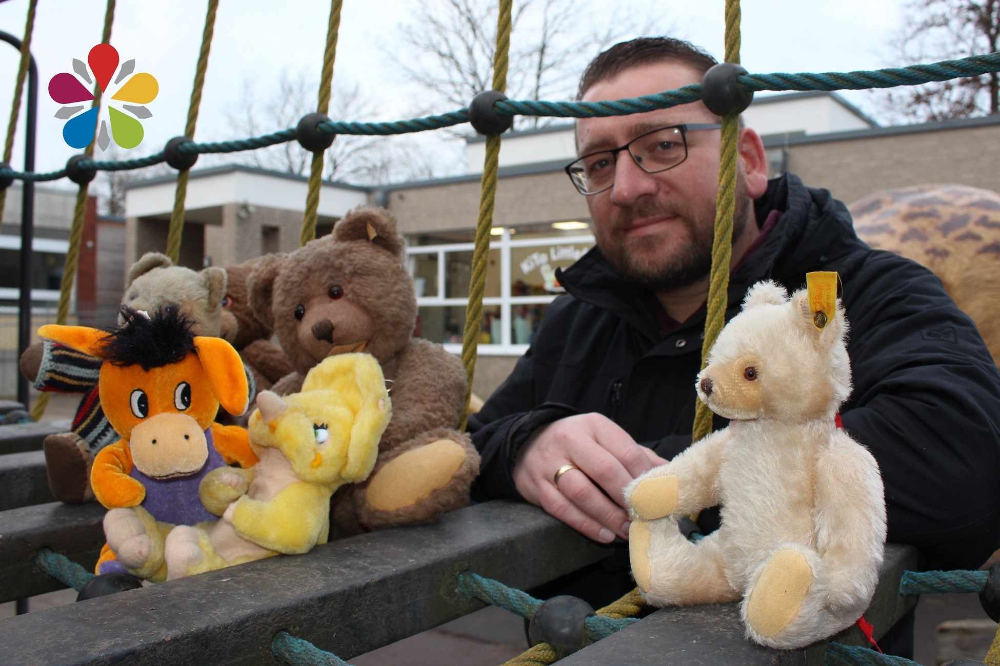 Matthias Dreier auf einem Spielplatz mit Plüschtieren