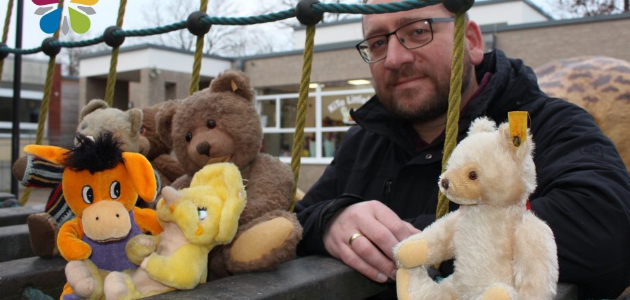 Matthias Dreier auf einem Spielplatz mit Plüschtieren