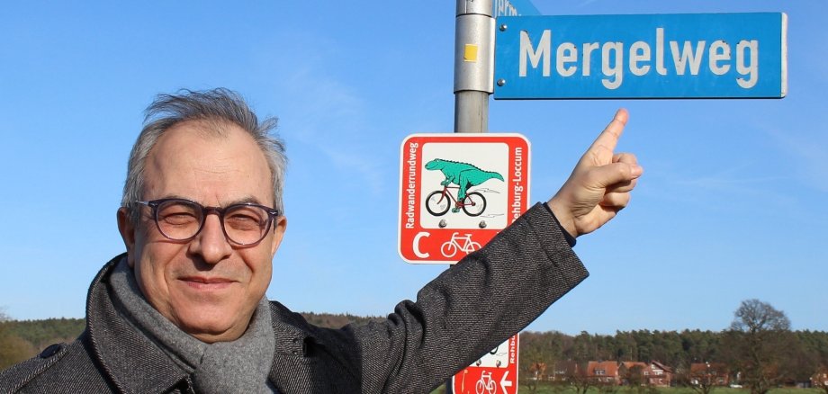 Osman Timur zeigt auf das Straßenschild des Mergelweges