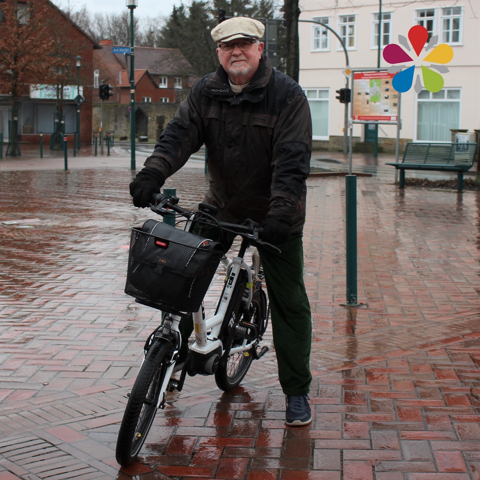 Wolfgang Völkel mit dem Rad auf dem Loccumer Marktplatz