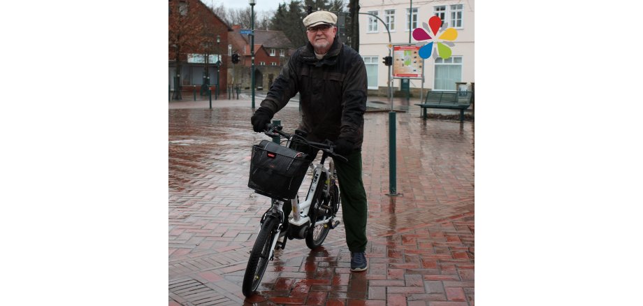 Wolfgang Völkel mit dem Rad auf dem Loccumer Marktplatz