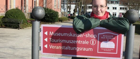 Hanna hinter dem Romantik Bad Rehburg Schild