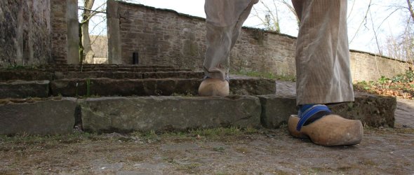 Heinrich der die Treppe hinuntergeht in seinen Holzschuhen