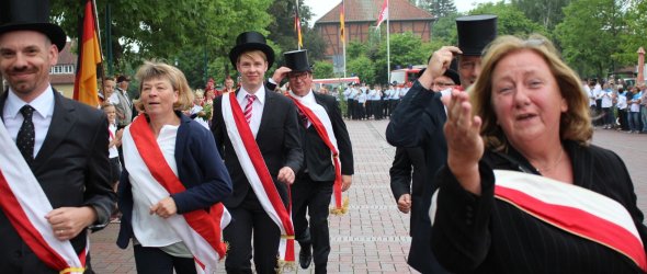 Der Ortsrat maschierend auf den Dorffest