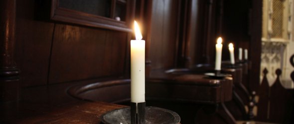 Eine Kerze in der Kirche