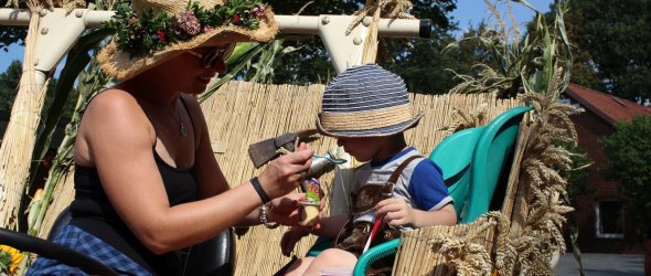 Eine Mutter mit ihrem Kind beim Erntefest