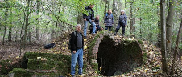 Männer stehend um das Stollenloch