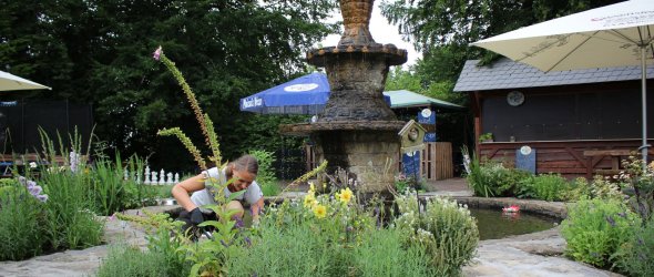 Frau bei der Gartenarbeit im Erlengrund