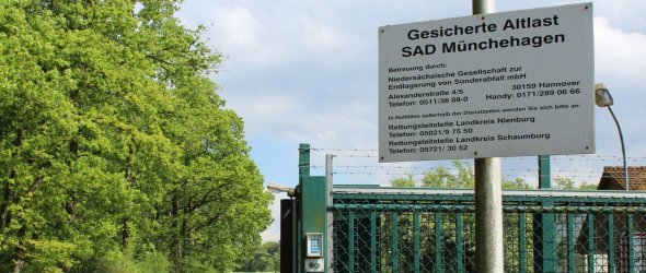 Einfahrt der Sonderabfall-Deponie, mit dessen Schild