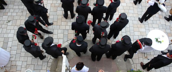 Schützenfestteilnehmer von oben gesehen