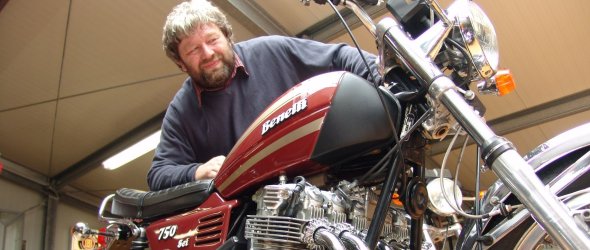 Wilfried Blöthe an seinem Benelli Motorad