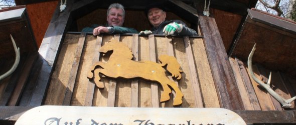 Haarberg-Hütte mit zwei Männern auf dem Balkon