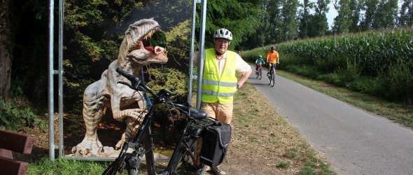 Otto mit seinem Fahrrad bei dem Dino